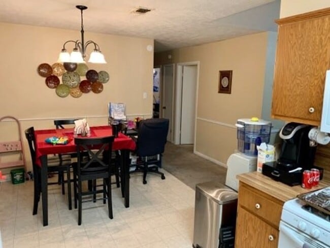 Building Photo - Bryan - 3 Bedroom - 2 Bath -1 vehicle garage - Fenced in back yard - House.