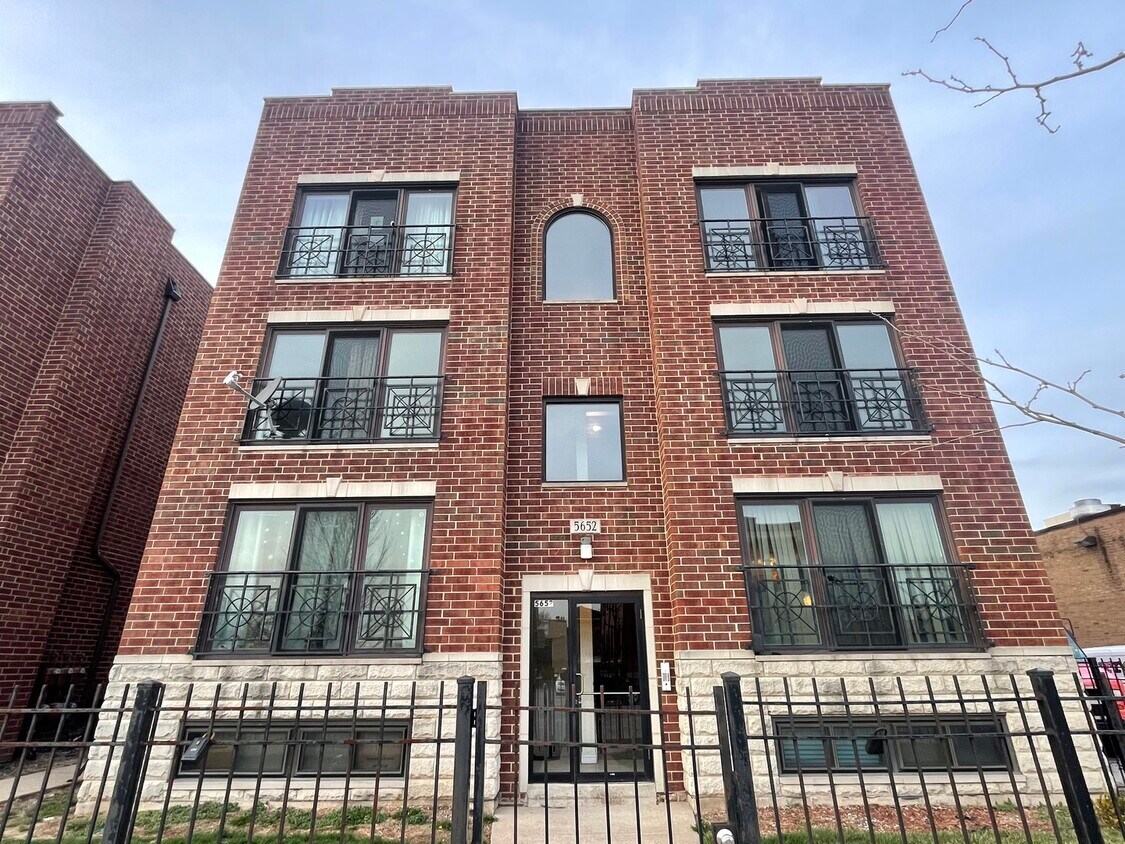 Foto principal - 5652 W 63rd St