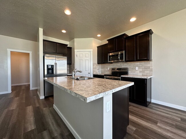 Building Photo - Beautiful 3bed, 2bath, 3car 1,948sq.ft. ho...