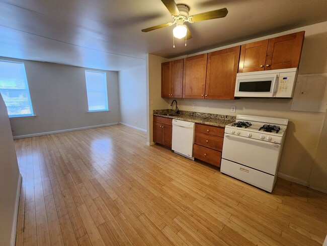 Building Photo - BEAUTIFUL, SPACIOUS 3 BEDROOM CENTRAL LOCA...