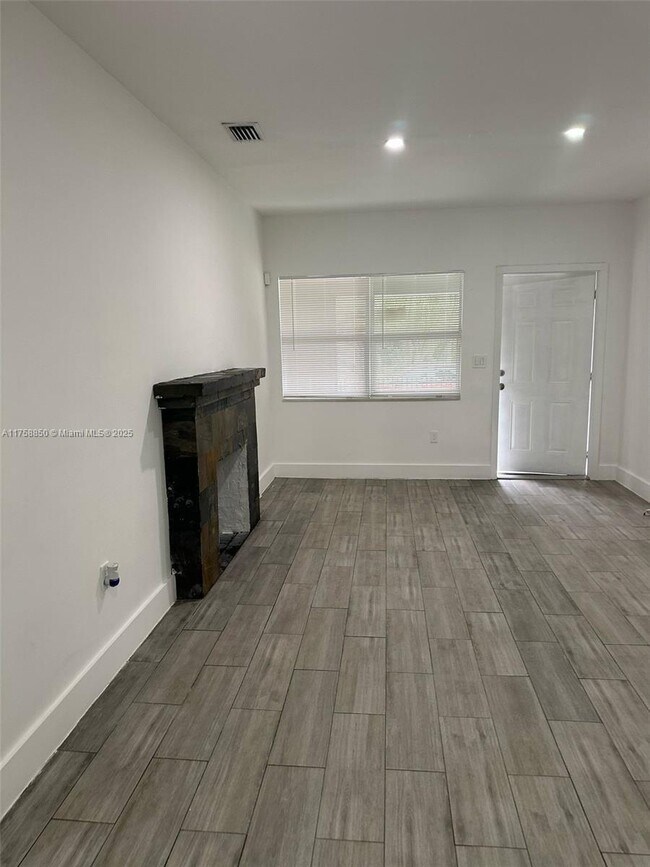 Foto del edificio - 3 bedroom in Miami FL 33150