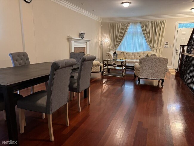 Foto del edificio - 5 br, 3.5 bath House - 2332 West Morse Avenue