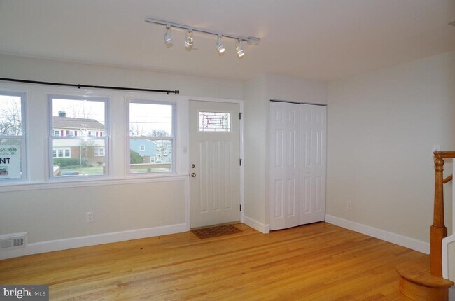 Building Photo - 6956 Westhampton Dr
