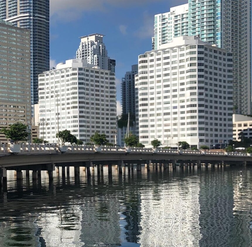 Primary Photo - 825 Brickell Bay Dr