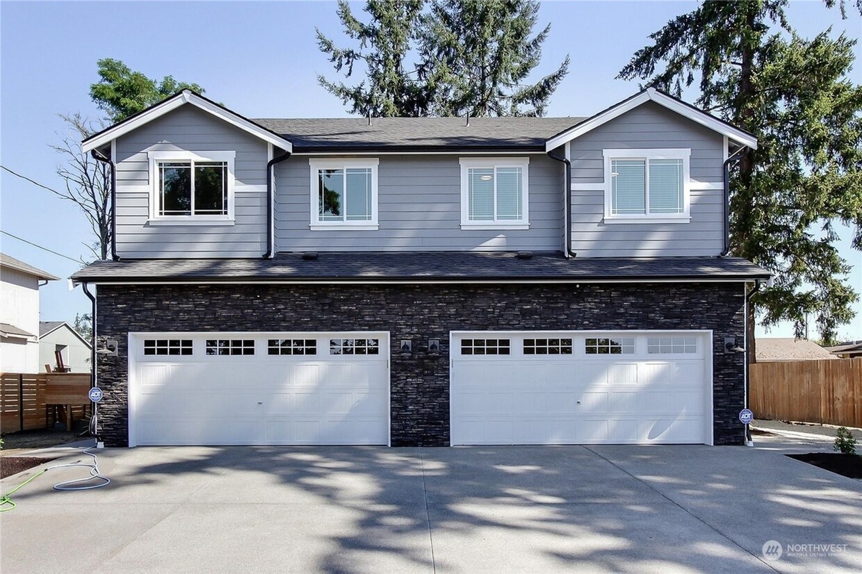 Foto principal - Spanaway Beautiful & Spacious Home! Apply ...