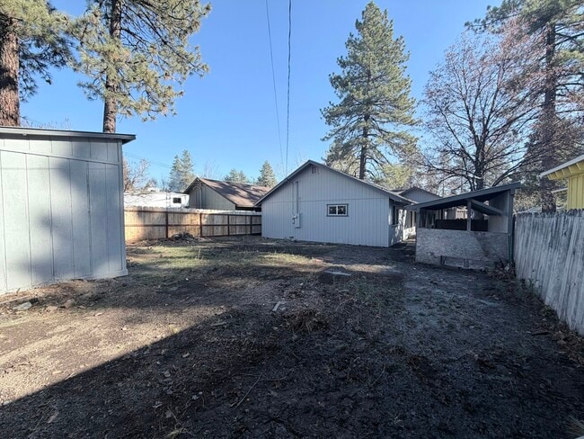 Building Photo - 670 Pine Way