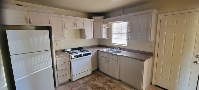 Building Photo - 2257 Roberta Dr