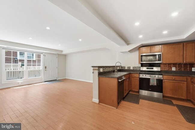 Foto del edificio - 1329 N Van Dorn St