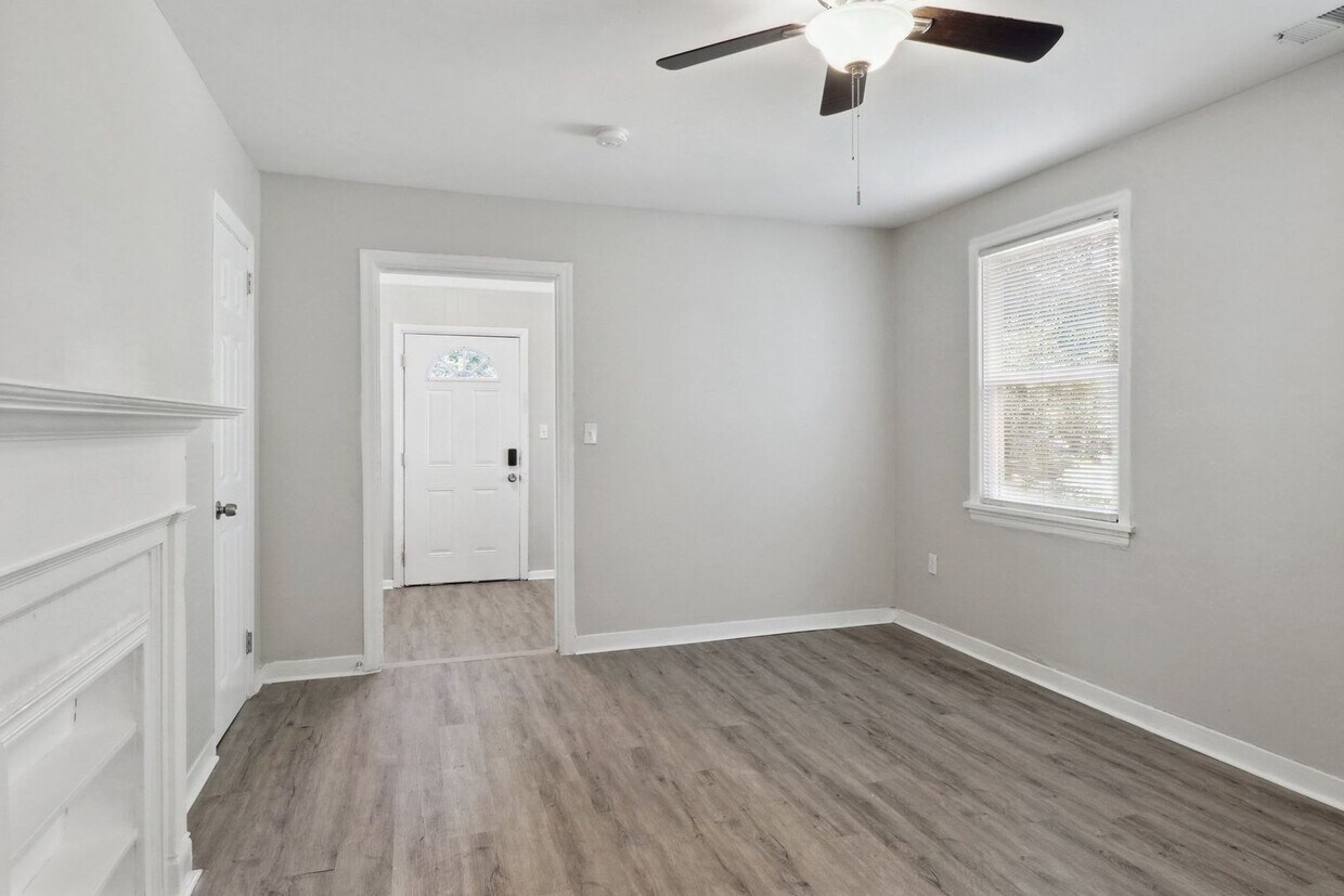 Foto principal - Large 3BR/2BA Near Downtown House For Rent