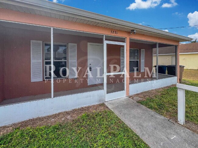 Foto del edificio - Your Duplex Dream Just Got Merrier! Charming 3-Bed, 2-Bath Home in Lehigh Acres!
