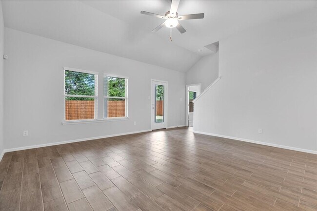 Building Photo - 4-bed 2.5-bath in Princeton's highly desir...