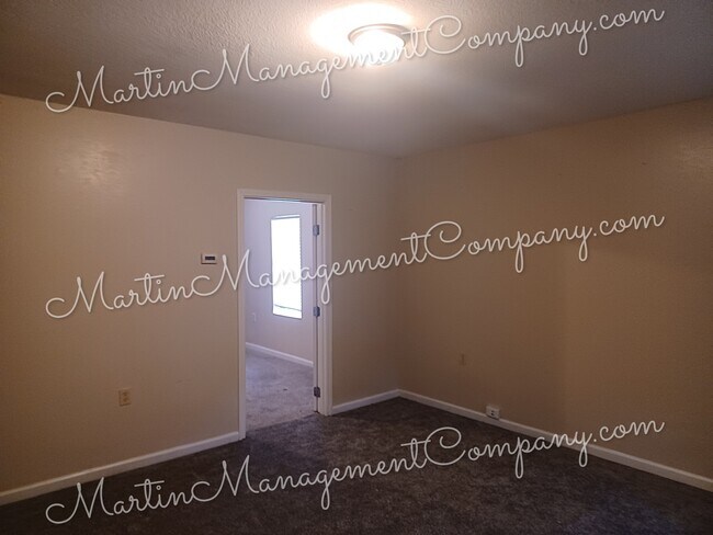 Building Photo - 617 E 11th St