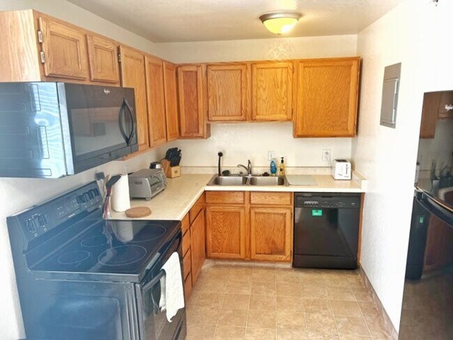 Foto del edificio - TWO SPOTS at the Old Mill apartments for Fall 2026!