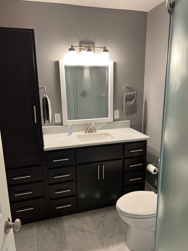 Baño - 1124 Emerald St