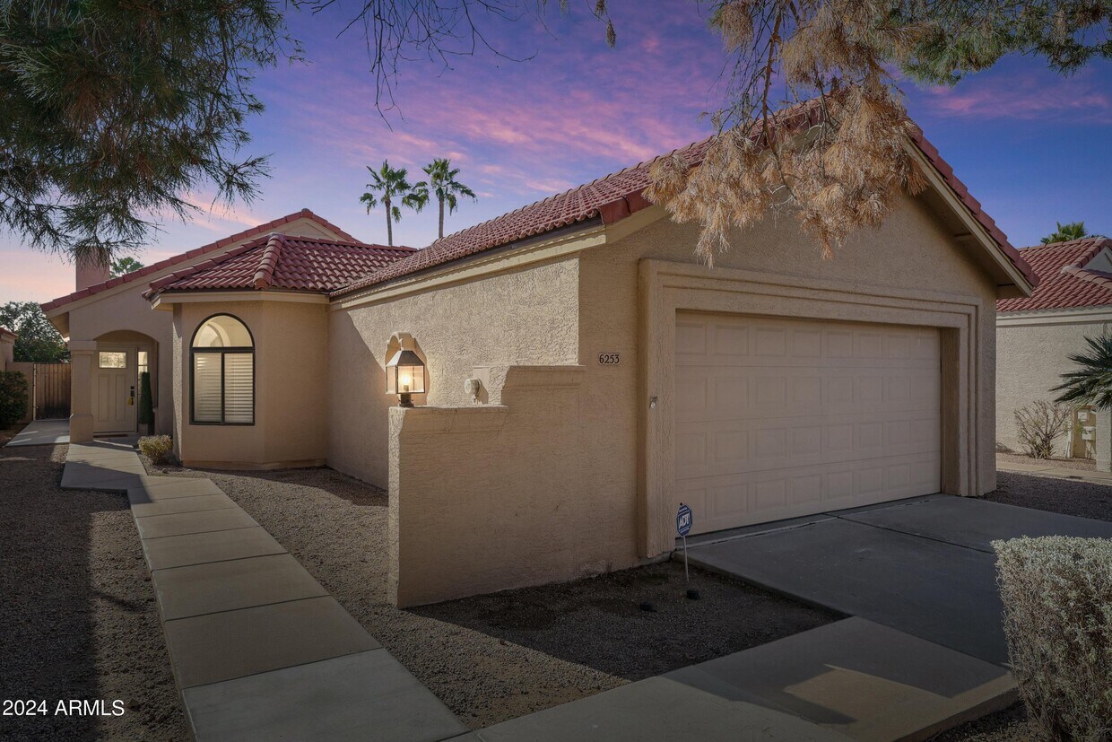 Foto principal - 6253 E Claire Dr