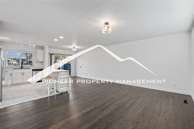 Foto del edificio - Stylishly Renovated Home with Enclosed Fence, AC and 1 Car Garage