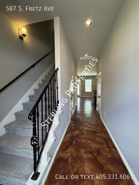 Building Photo - 587 S Fretz Ave