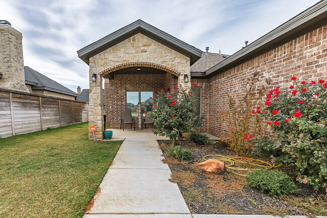 Building Photo - Custom Home in a Cul-de-sac!!