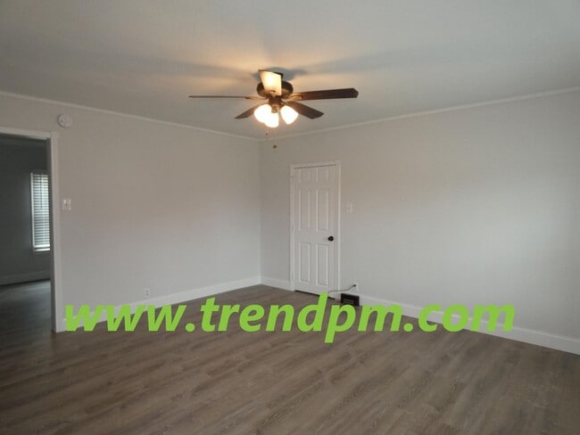 Building Photo - Charming 2 bedroom, 1 bath house on corner...