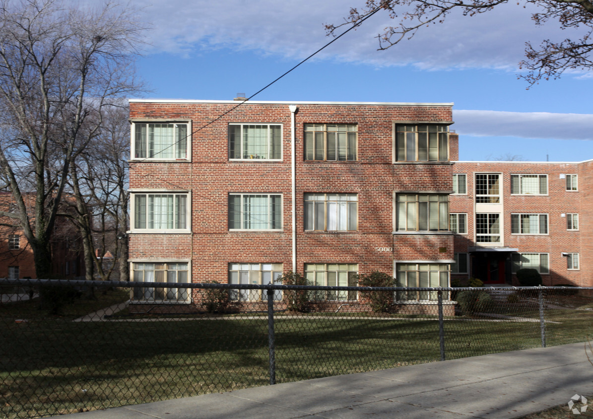 Building Photo - 5000 Fort Totten Dr NE