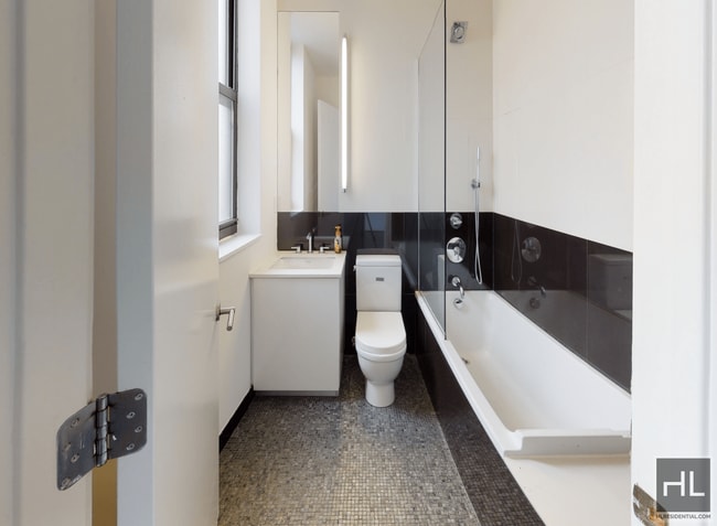 Building Photo - 2 bedroom 2 bathroom on a high floor / Was...