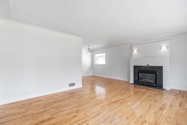 Photo du bâtiment - 8755 Strathearn Dr NW