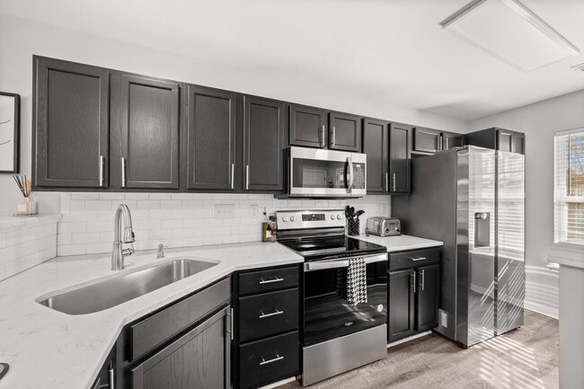 Building Photo - This immaculate 3-bed, 2.5 bath townhome in the Olde Stone Crossing community with the primary be...