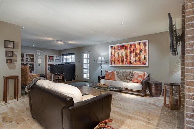 Foto del edificio - 10566 High Hollows Dr