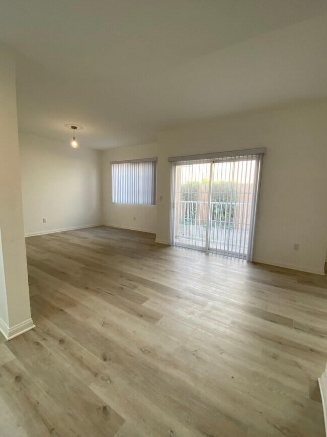 Building Photo - 9731 Vesper Ave