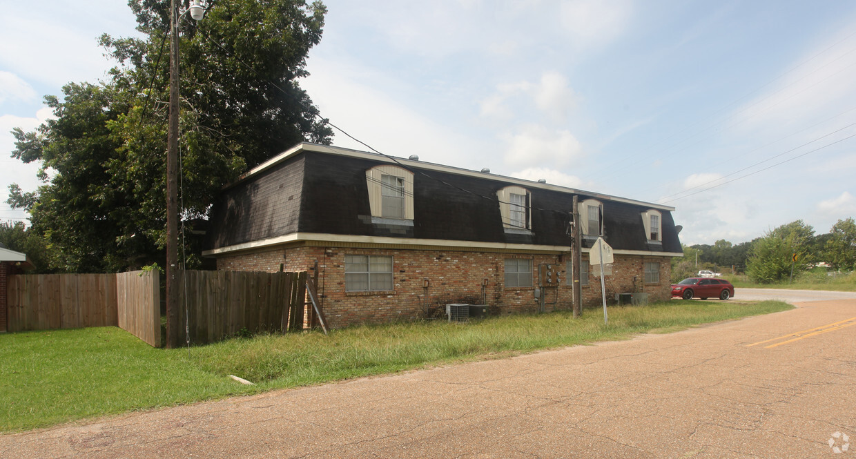 Building Photo - 2610 NE Frontage Rd