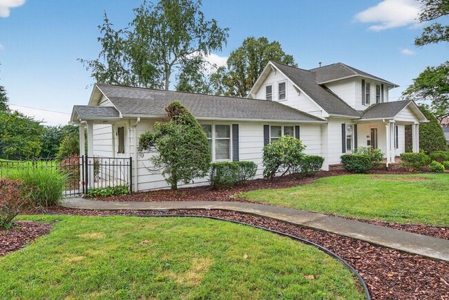 Building Photo - Charming 4BR / 3BA Historic Home with Big ...