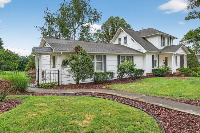 Foto del edificio - Charming 4BR / 3BA Historic Home with Big ...