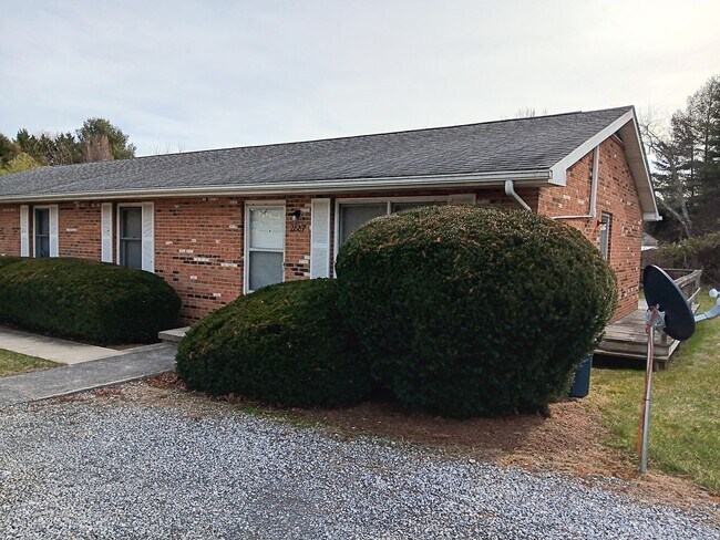 Foto del edificio - Blacksburg, 2 BR / 1 BA, Available Now