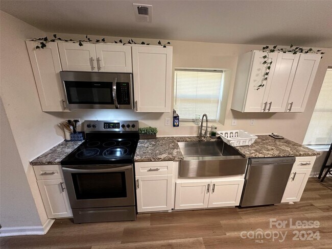 Foto del edificio - 1525 Summerville Rd