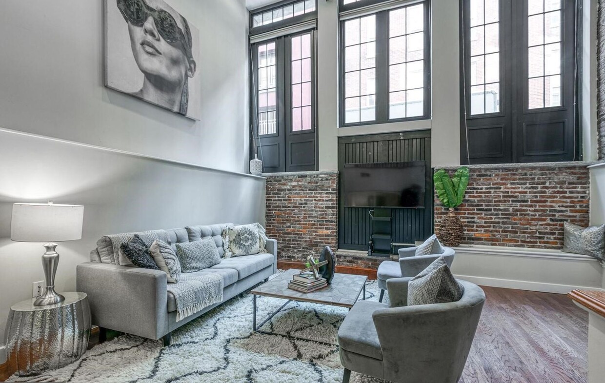 Primary Photo - Sprawling Old City Stunner