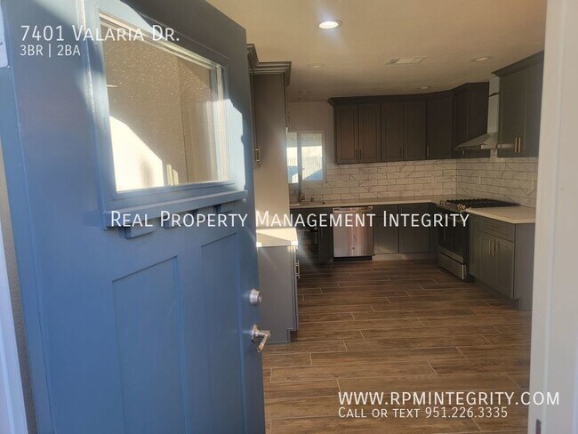 Building Photo - Stunning, completely remodeled 3-bedroom g...
