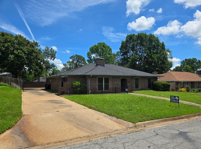 Building Photo - Brick 3/2/2 in Nice Denison Neighborhood O...