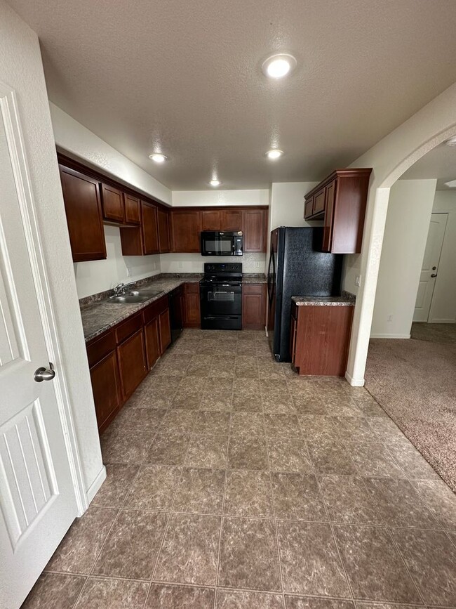 Building Photo - 4 BEDROOM, 3.5 BATHROOM, SADDLE RIDGE TWIN...