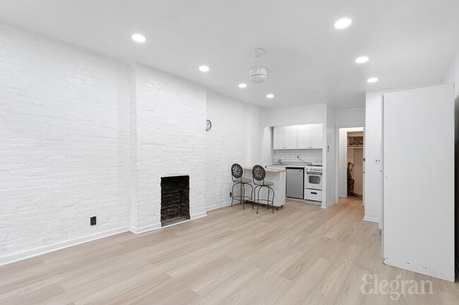 Building Photo - 426 W 46th St
