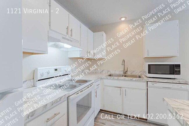 Building Photo - 3 Bed 2 Bath Double Stall Garage Available...