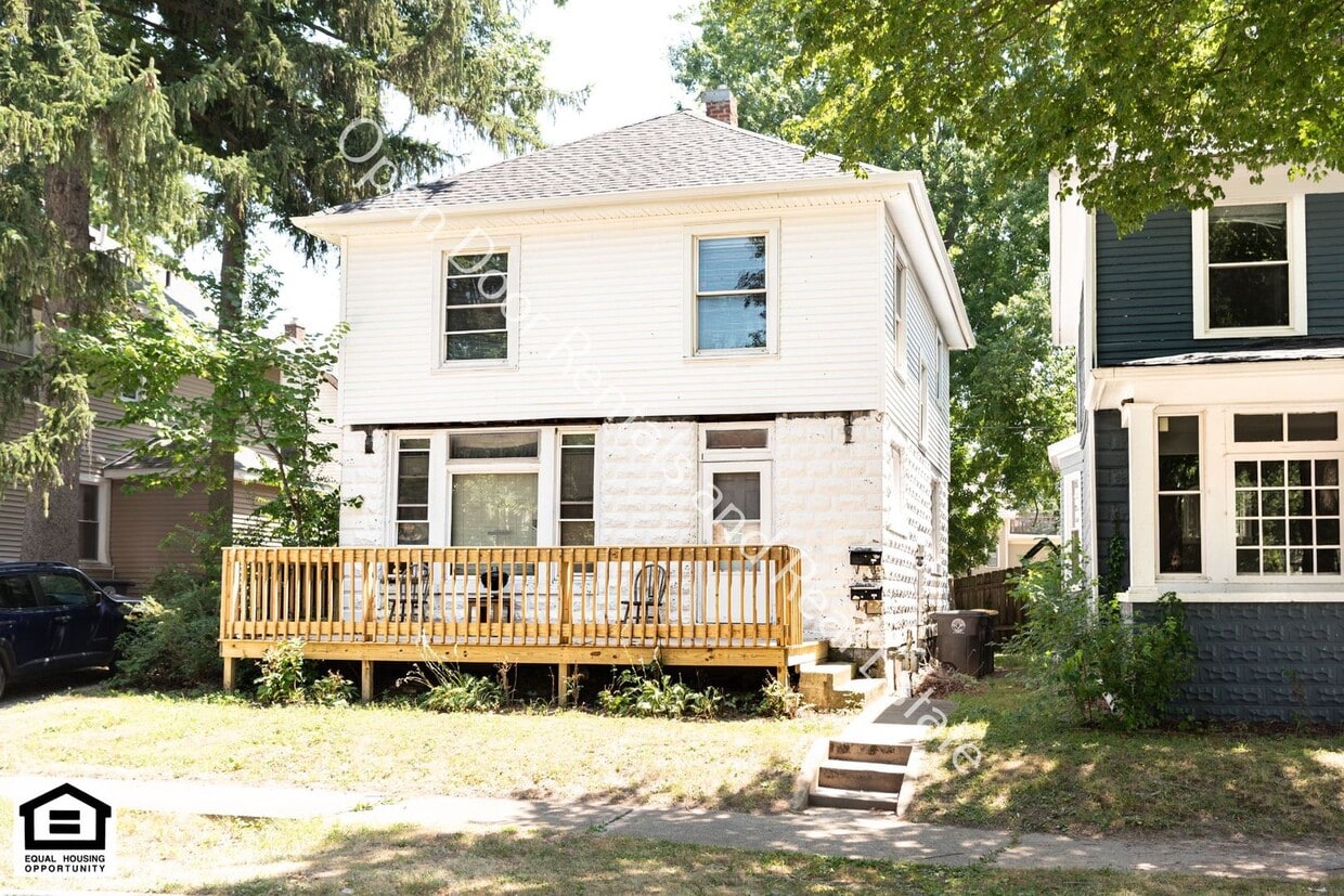 Primary Photo - 1111 Maple Ave