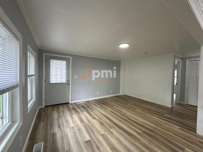 Building Photo - 2927 Silverbrook Ave