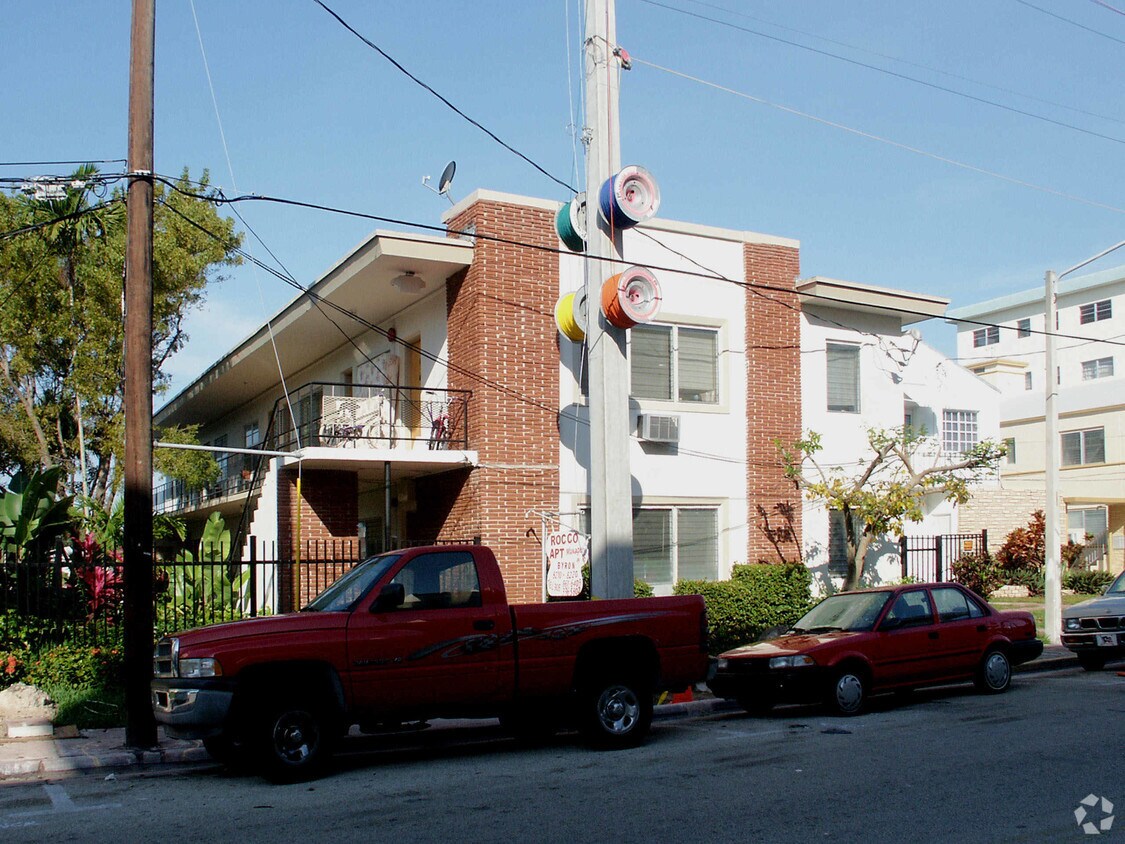 Foto del edificio - 8200 Byron Ave