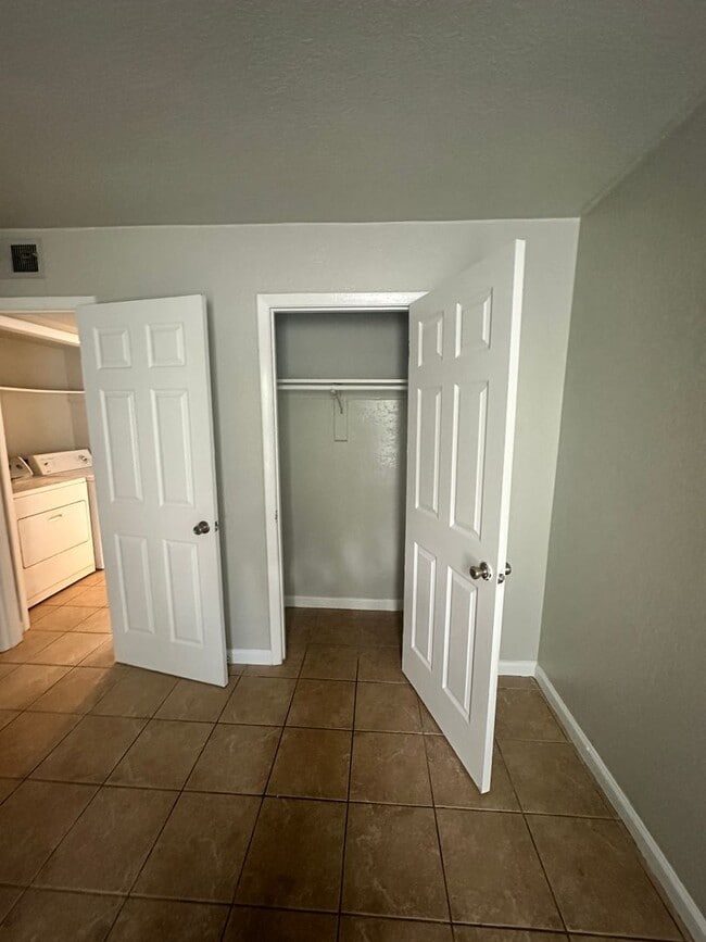 Building Photo - 2 Bedroom/1 Bath Close to VSU!