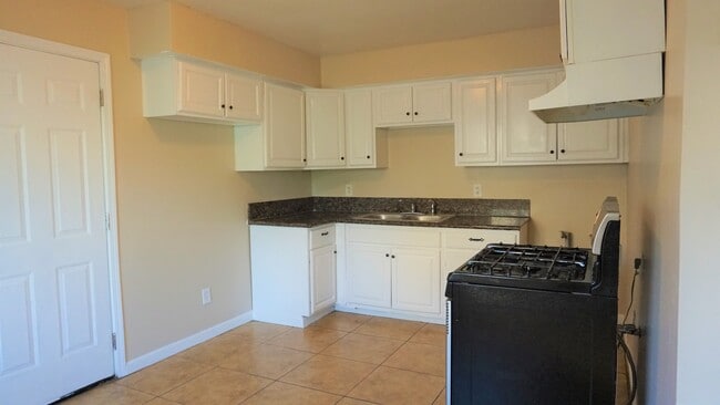 Building Photo - 810 33rd St