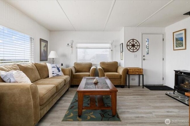 Living area - 2552 La Verde St
