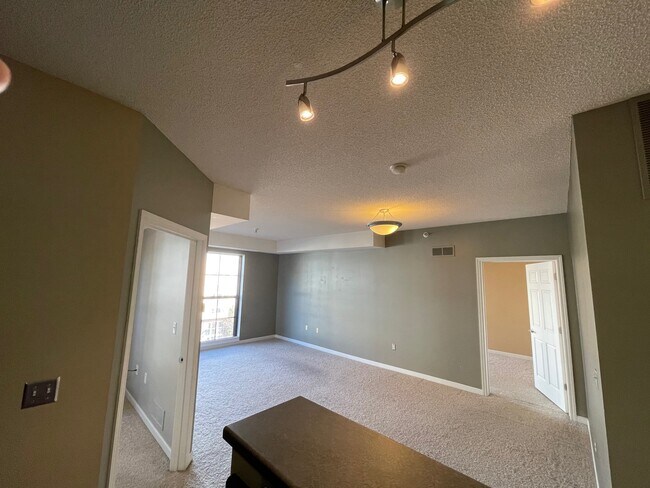 Building Photo - 2566 Ellis Ave