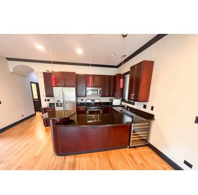 Foto del edificio - 6318 N Albany Ave
