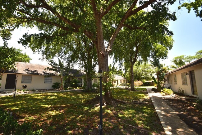 Building Photo - Pompano Greens