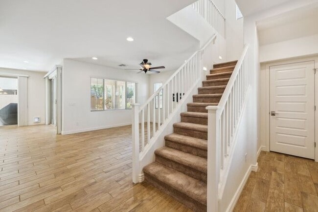Building Photo - Modern 4-bedroom, 3.5-bathroom single-family home in the heart of North Tempe